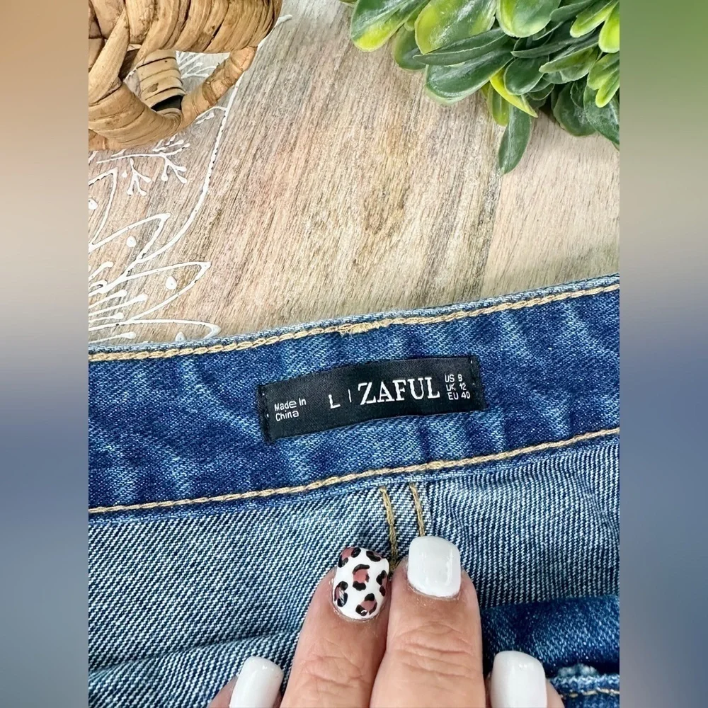 Zaful Women’s Distressed Denim Shorts Size 8 - Picture 3 of 5